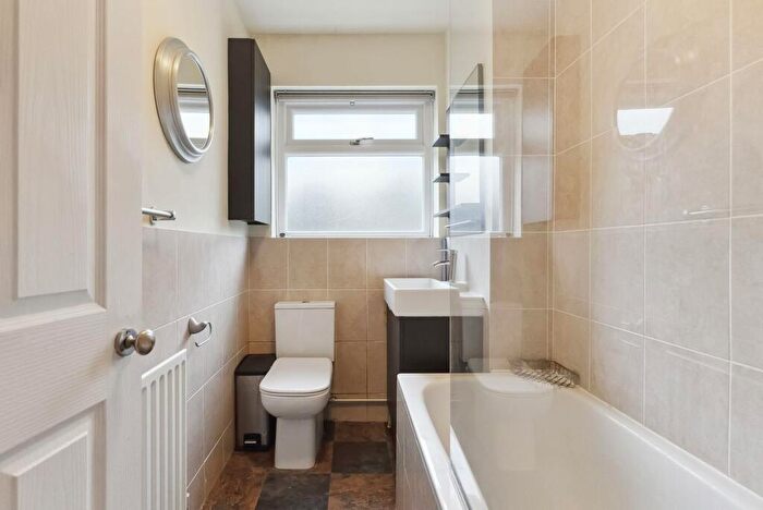 2 Bedroom Apartment To Rent In Alberta Avenue, Cheam, SM1