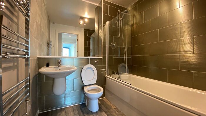 2 Bedroom Flat To Rent In Chapel Street, Salford, M3