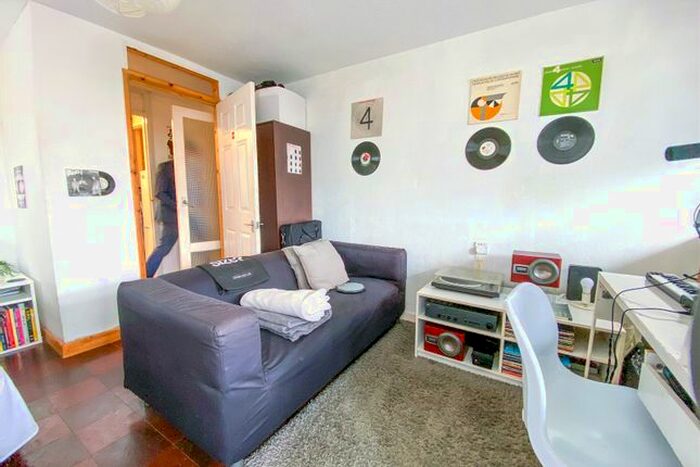 3 Bedroom Flat To Rent In Courtlands, Ashton Rise, Brighton, East Sussex, BN2