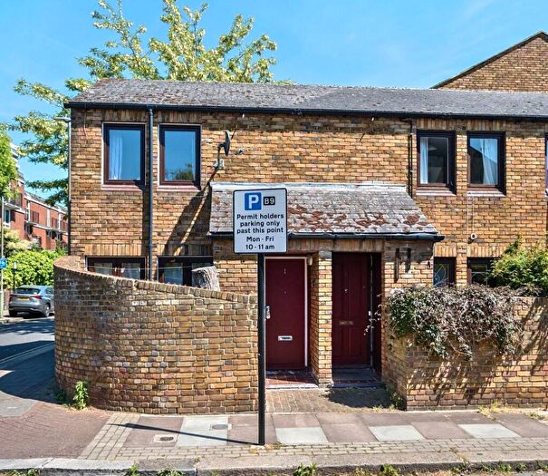 1 Bedroom House For Sale In Kennet Close, London, SW11