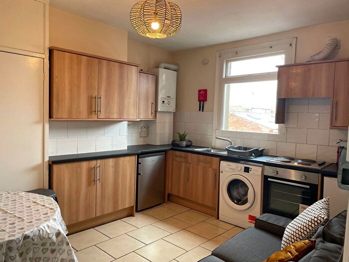 3 Bedroom Flat To Rent In Gloucester Road, Bristol, BS7