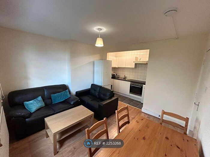 3 Bedroom Flat To Rent In South Lambeth Road, London, SW8