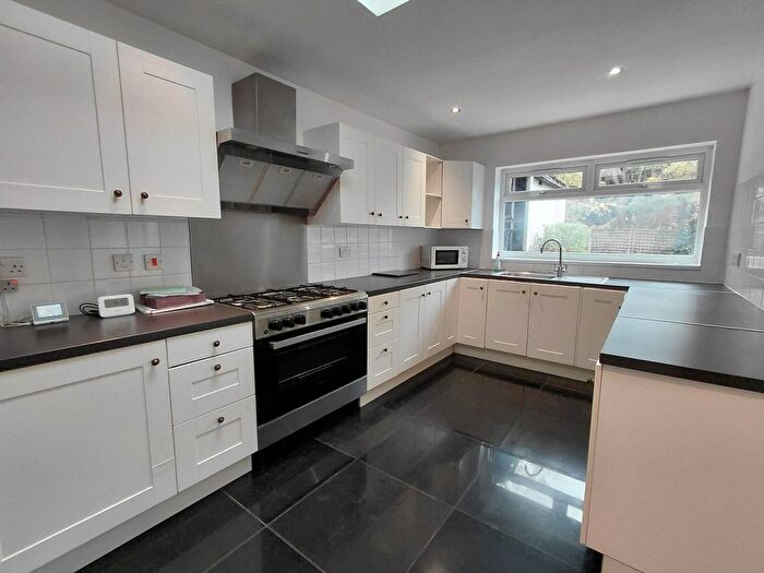 4 Bedroom Flat To Rent In Pyecombe Corner, North Finchley, London, N12