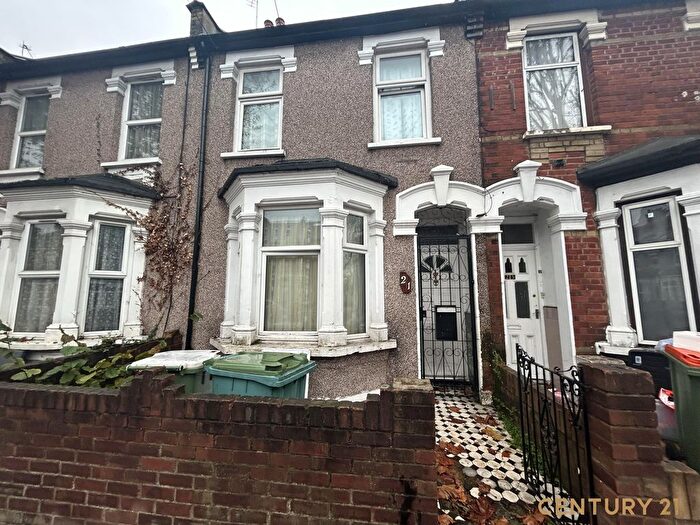 3 Bedroom Detached House To Rent In Hall Road, E6