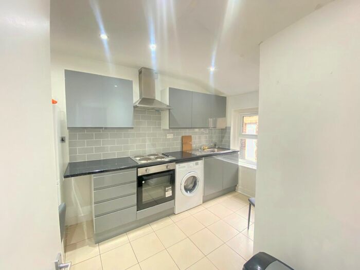 3 Bedroom Flat To Rent In Hackney Road, London, E2