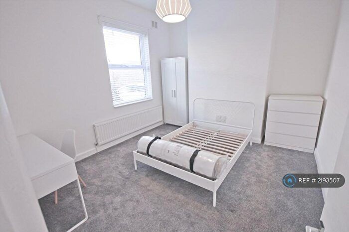 3 Bedroom Flat To Rent In Elm Av - Pp/Pw - Students /, Nottingham, NG3