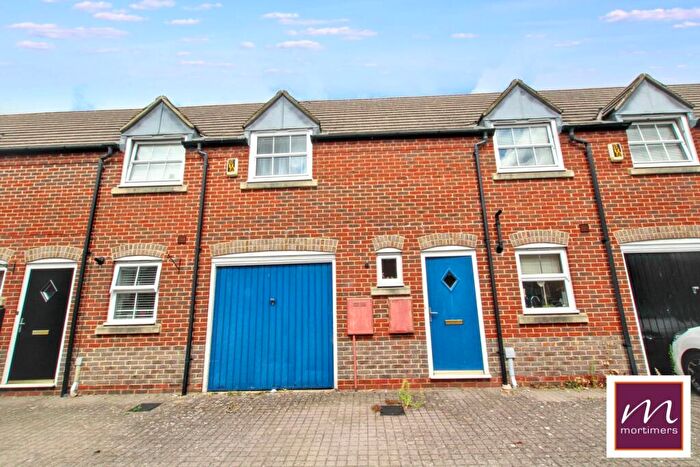 3 Bedroom Terraced House For Sale In Waterperry Mews, Aylesbury, HP19