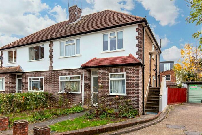 2 Bedroom Flat To Rent In Hobbs Green, London, N2