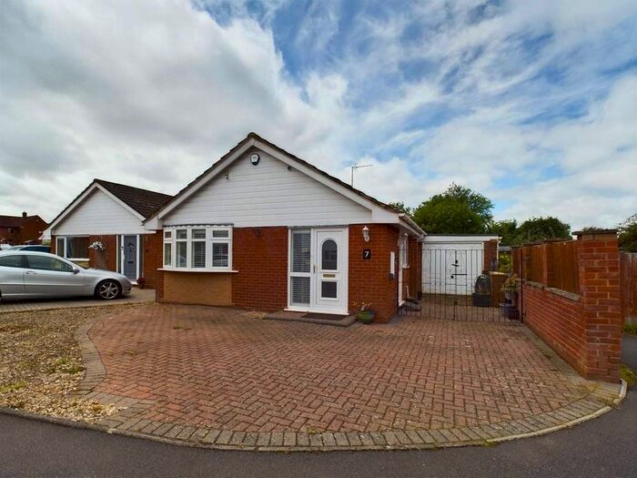 2 Bedroom Bungalow For Sale In Yew Tree Lane, Fernhill Heath, Worcester, Worcestershire, WR3