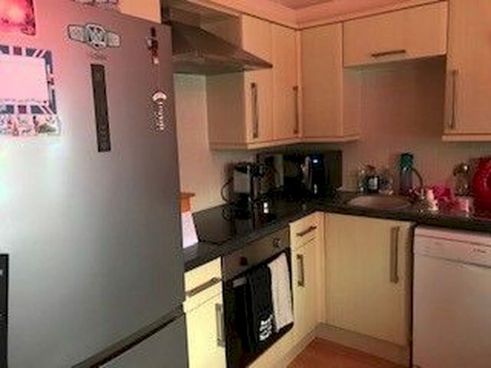 2 Bedroom Flat To Rent In Barton Crescent, Dawlish, EX7
