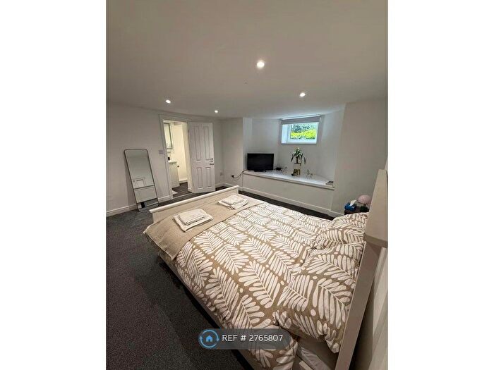 2 Bedroom Flat To Rent In Grove Lane, Leeds, LS6