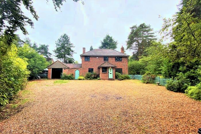 3 Bedroom Detached House To Rent In Brookwood, GU24
