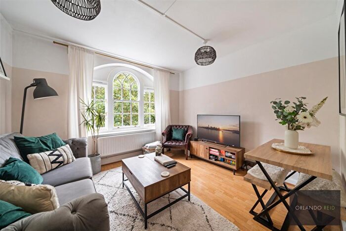 2 Bedroom Flat For Sale In Albion Avenue, London, SW8