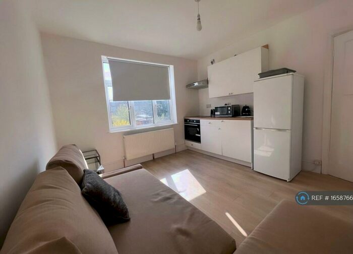 2 Bedroom Flat To Rent In Woodford Green, Woodford Green, IG8
