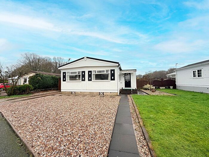 3 Bedroom Mobile/park Home For Sale In Oak Tree Farm, Juggins Lane, Earlswood, B94
