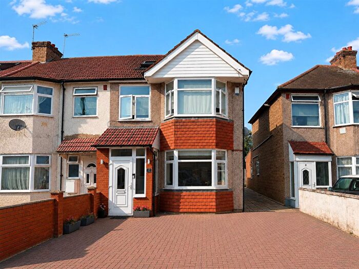 4 Bedroom End Of Terrace House For Sale In Vincent Road, Hounslow, TW4