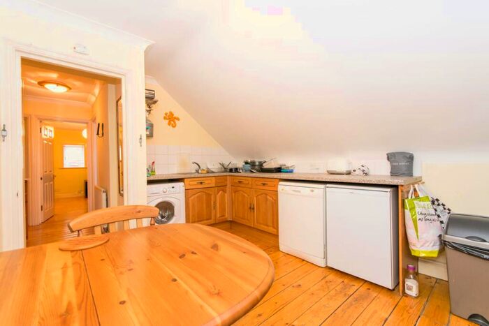 2 Bedroom Flat To Rent In Walm Lane, Willesden, London, NW2