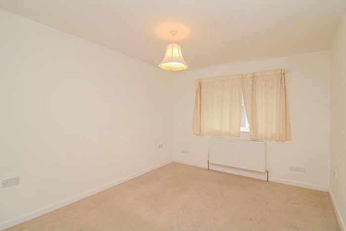2 Bedroom Flat To Rent In Greenock Road, London, SW16