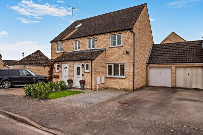 3 Bedroom Semi Detached House For Sale In Perrinsfield, Lechlade, Gloucestershire, GL7