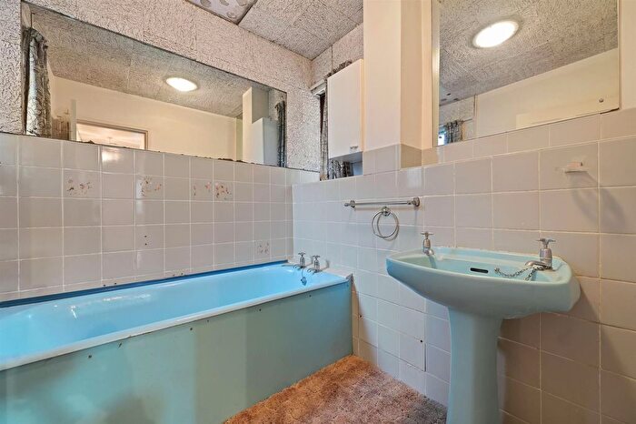 2 Bedroom Flat For Sale In Kent Avenue, London, W13