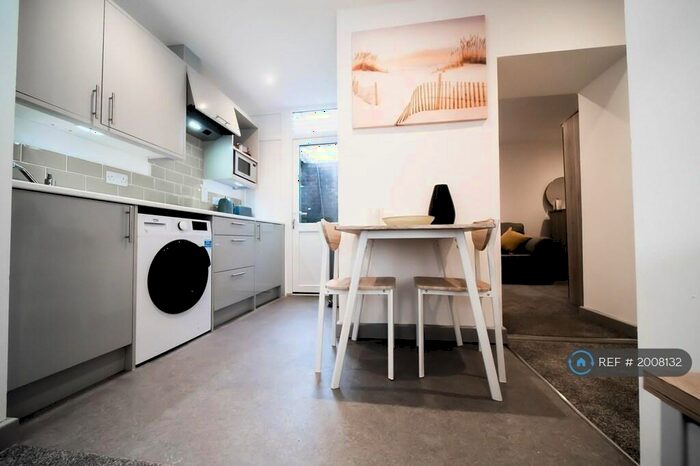 1 Bedroom Flat To Rent In Market Street, Kingswinford, DY6