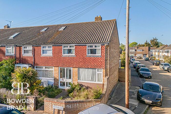 3 Bedroom End Of Terrace House For Sale In Wyfields, Clayhall, IG5