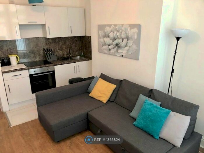 1 Bedroom Flat To Rent In Pen-Y-Lan Road, Cardiff, CF24