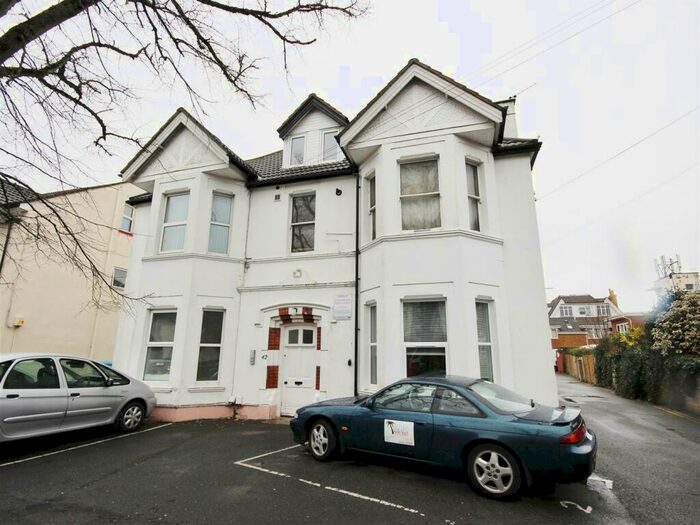 2 Bedroom Flat To Rent In Hawkwood Road, BH5