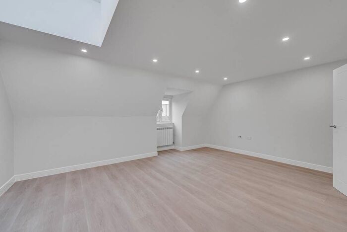 2 Bedroom Flat To Rent In High Road, London, N12
