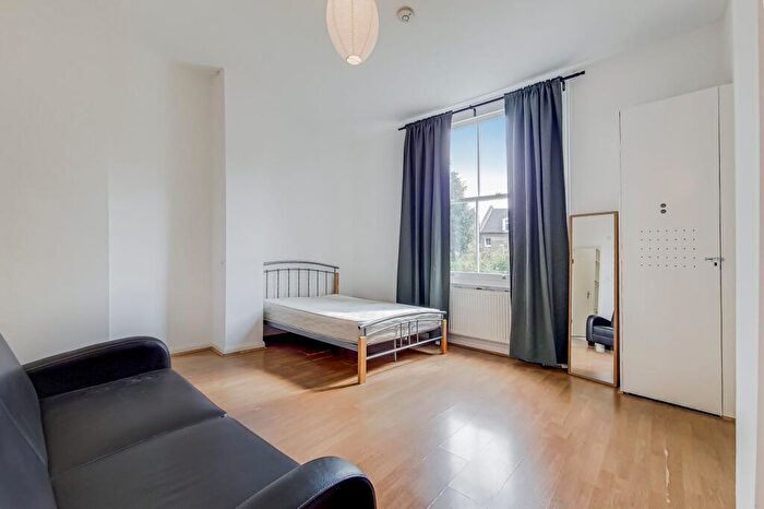 Flat To Rent In Stroud Green Road, London, N4