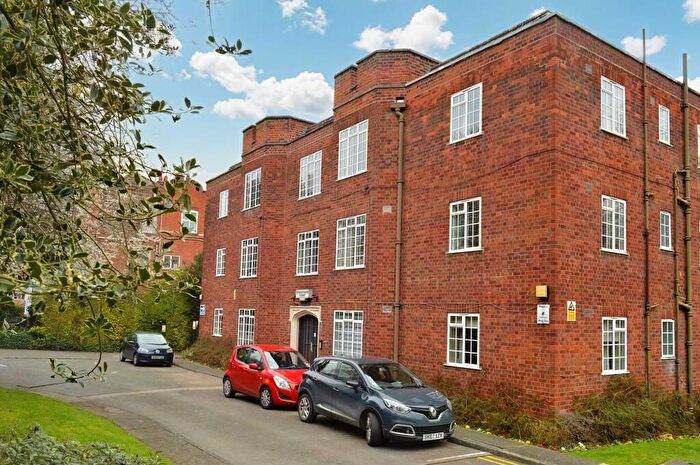 2 Bedroom Flat For Sale In Stoneygate Court, Leicester, LE2