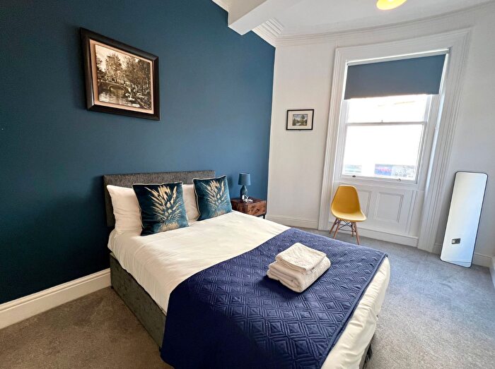 5 Bedroom Flat To Rent In Western Road, Hove, BN3
