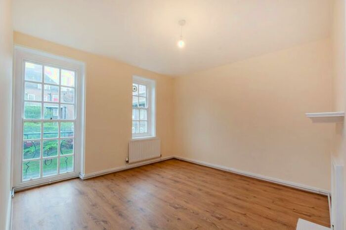 2 Bedroom Flat To Rent In Albion Avenue, Clapham, London, SW8