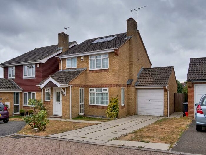 3 Bedroom Detached House To Rent In Linden Grove, Hailsham, East Sussex, BN27