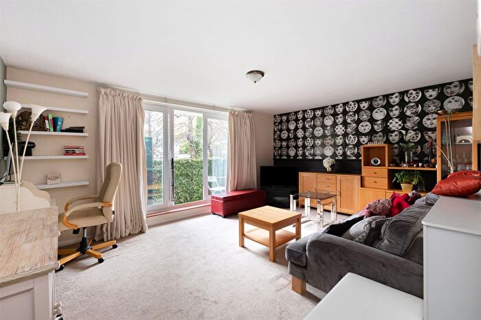 2 Bedroom Flat To Rent In Lansdowne Road, London, SW20