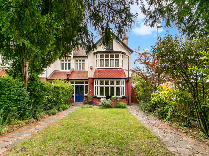 5 Bedroom Semi-Detached House For Sale In Ravensbourne Park, SE6