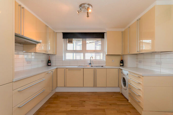 2 Bedroom Apartment To Rent In Pigott Street, Poplar, E14