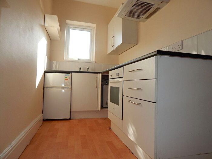 1 Bedroom Flat To Rent In Oakhill Road, Birstall, Batley, WF17