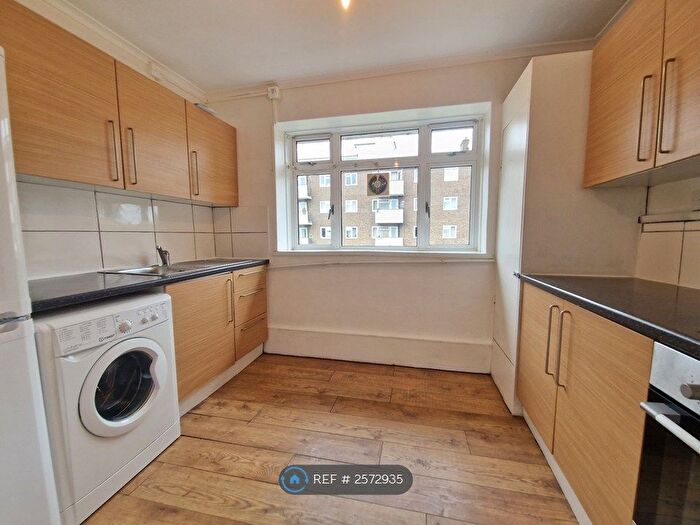 3 Bedroom Flat To Rent In Lowth Road, London, SE5