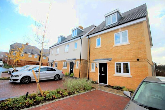 4 Bedroom Detached House To Rent In Brookwood Farm Drive, Knaphill, Woking, GU21