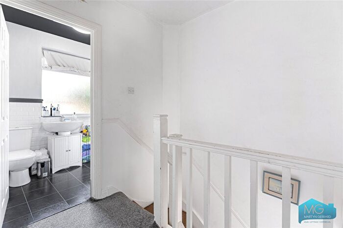 3 Bedroom Terraced House For Sale In Osidge Lane, London, N14