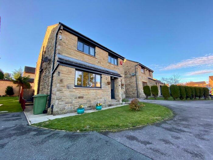 4 Bedroom Detached House To Rent In Moor Close, Huddersfield, HD4