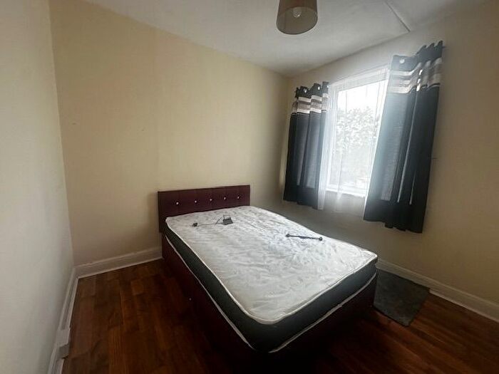 1 Bedroom Flat To Rent In A Clarendon Parade, Turners Hill, Cheshunt, Waltham Cross, EN8