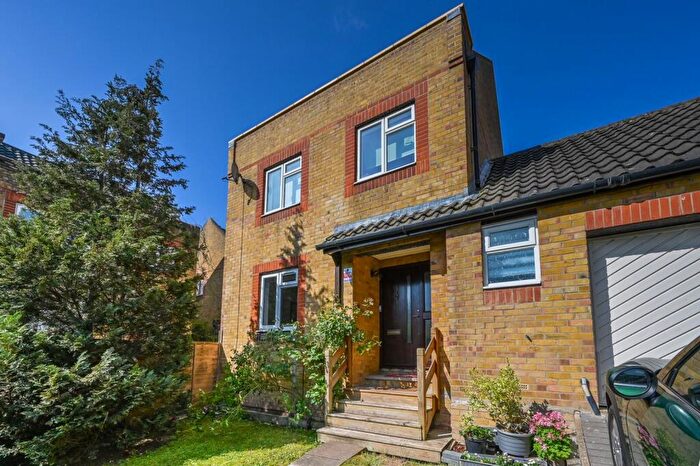 3 Bedroom Detached House For Sale In Wintergreen Close, Beckton, London, E6