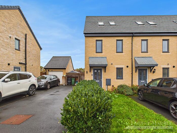 3 Bedroom Semi Detached House For Sale In Blackberry Road, Frome, BA11