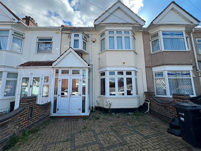Studio To Rent In Overton Drive, Romford, RM6