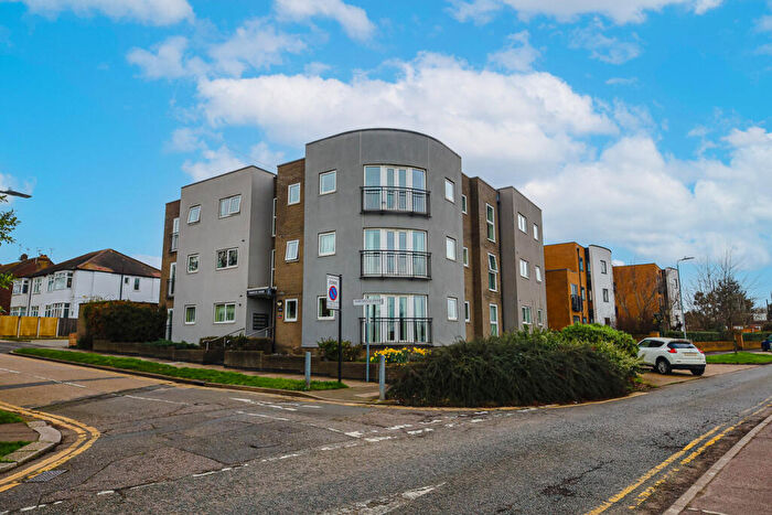 2 Bedroom Apartment For Sale In Prince Avenue, Westcliff-on-sea, SS0
