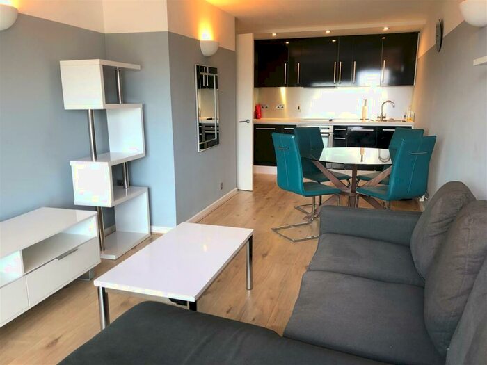 2 Bedroom Flat To Rent In Whitehall Waterfront, Riverside Way, Leeds, LS1