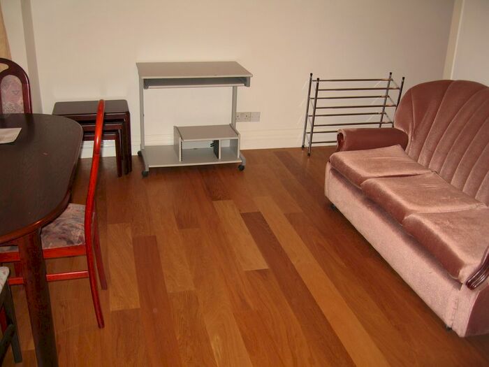 Studio To Rent In Very Near Windsor Road Area, Ealing Broadway, W5