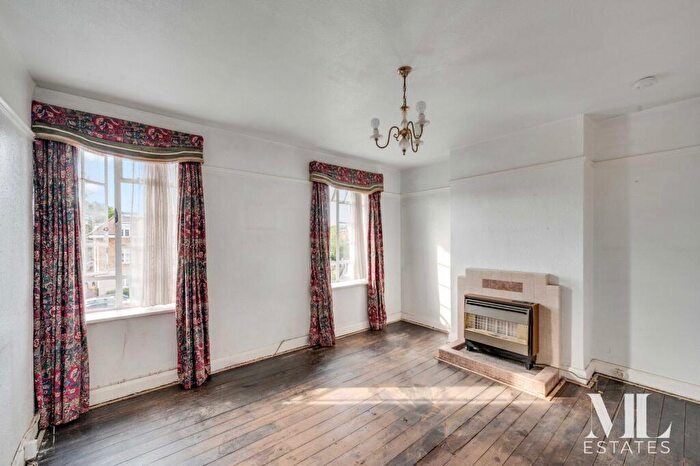 2 Bedroom Flat For Sale In Holders Hill Road, Mill Hill, NW7